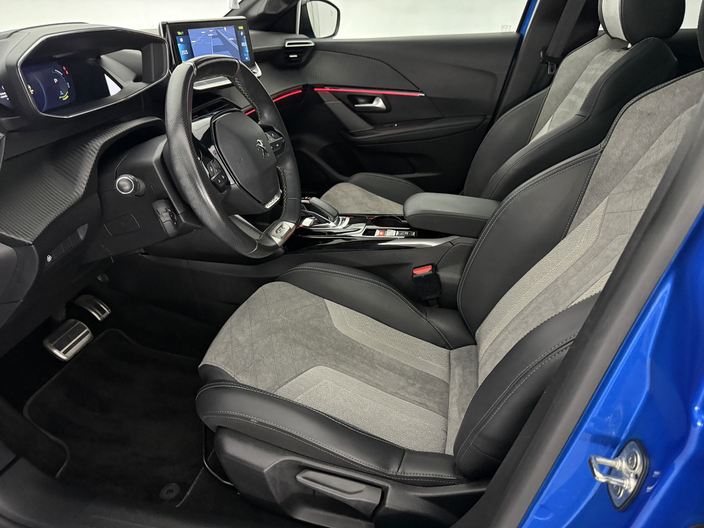 Peugeot 208 EV GT 350 50 kWh | Snelladen | Pano | 360° | Virtual | Sfeerverl. | Carplay | Stoelverw. | Keyless | NAP