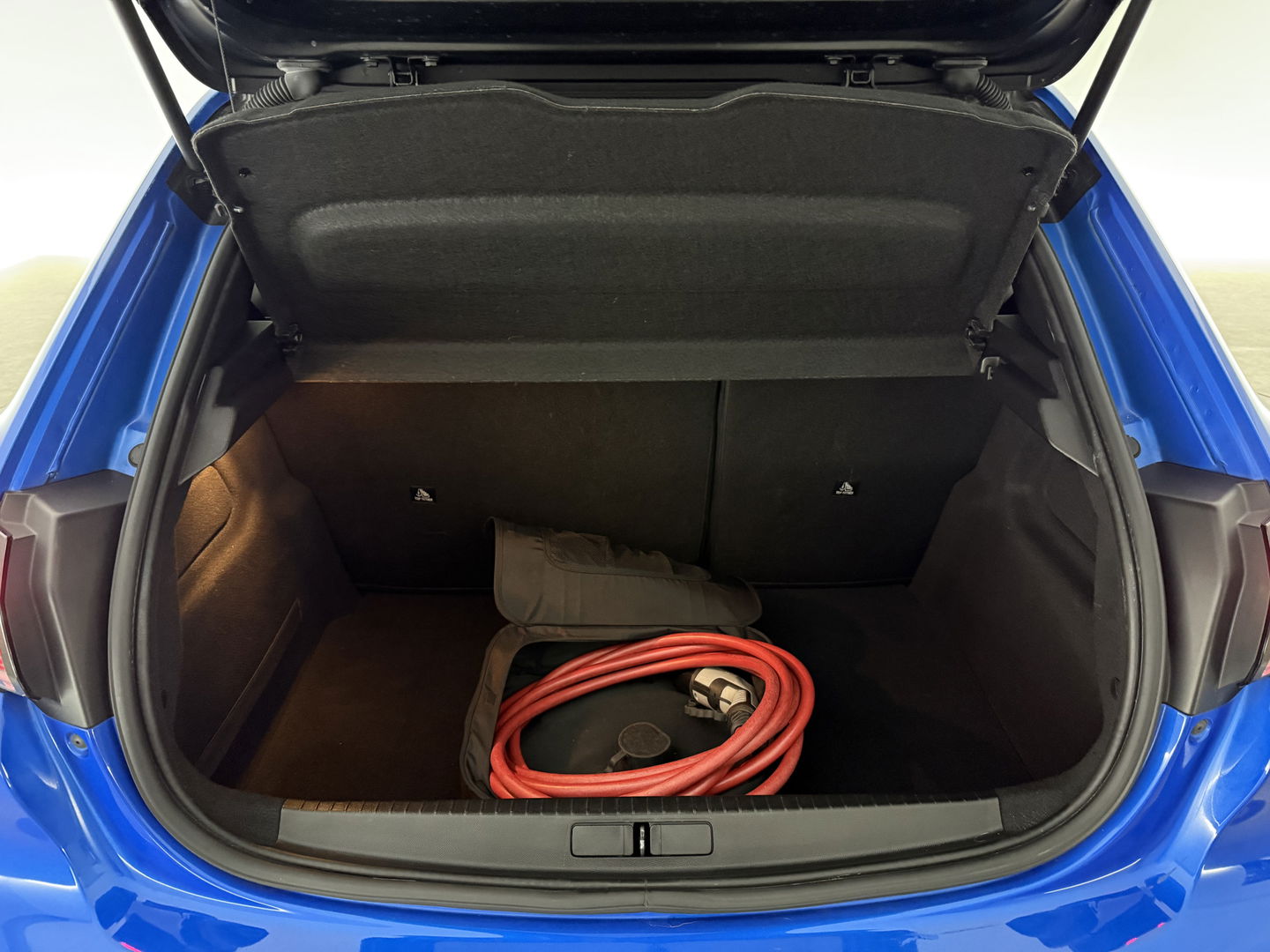 Peugeot 208 EV GT 350 50 kWh | Snelladen | Pano | 360° | Virtual | Sfeerverl. | Carplay | Stoelverw. | Keyless | NAP