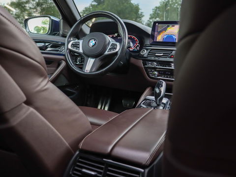 BMW 5 Serie Touring 530e High Executive M Sport Individual Panodak Harman Kardon ACC Trekhaak