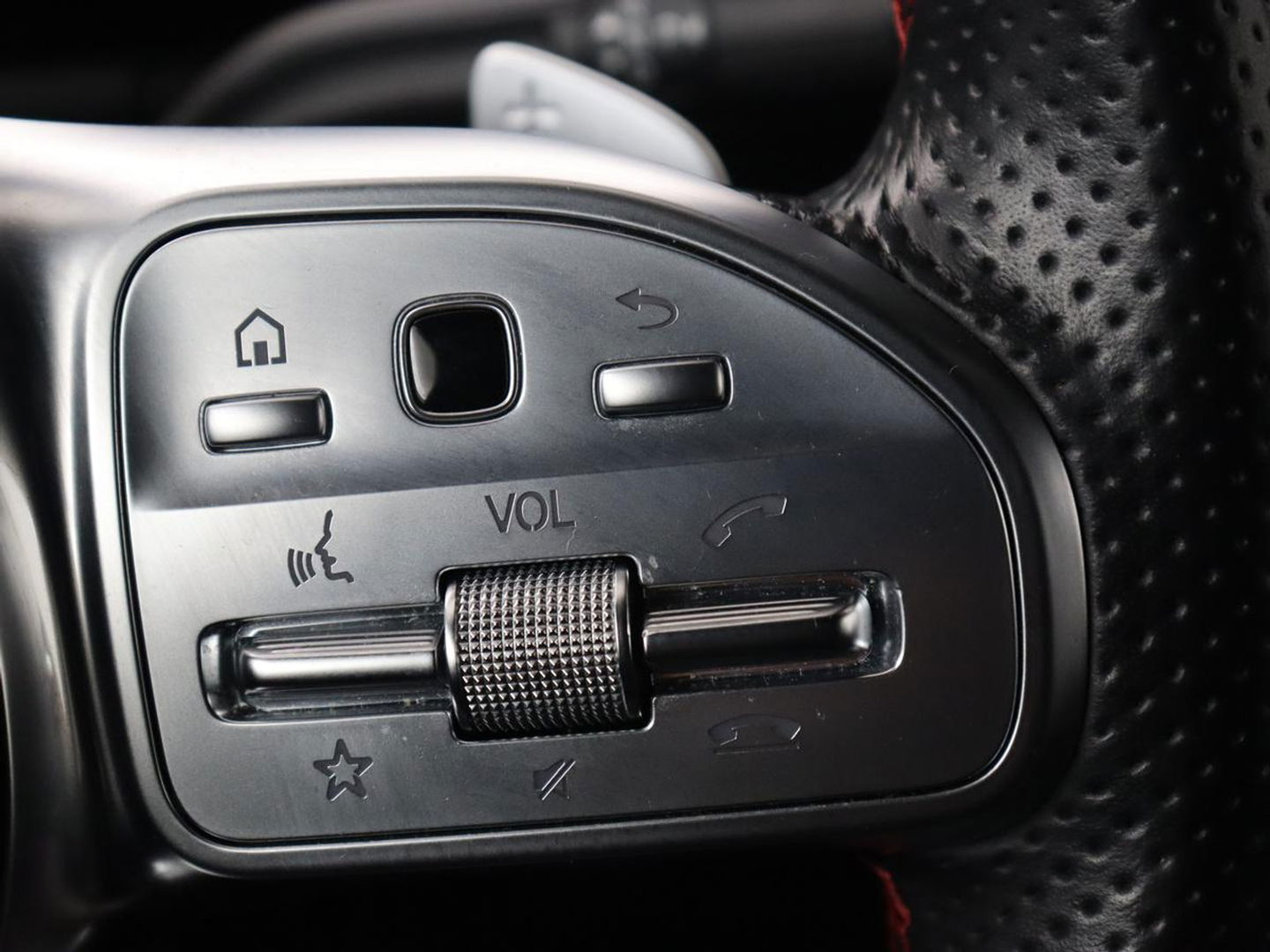 Mercedes-Benz EQA 250 AMG 67kWh | Trekhaak | Carplay | Head-Up | Stoelverwarming | Memory | Keyless | Navigatie | Leder/Alcantara | Sfeerverlichting | Widescreen | Full LED | Park Assist