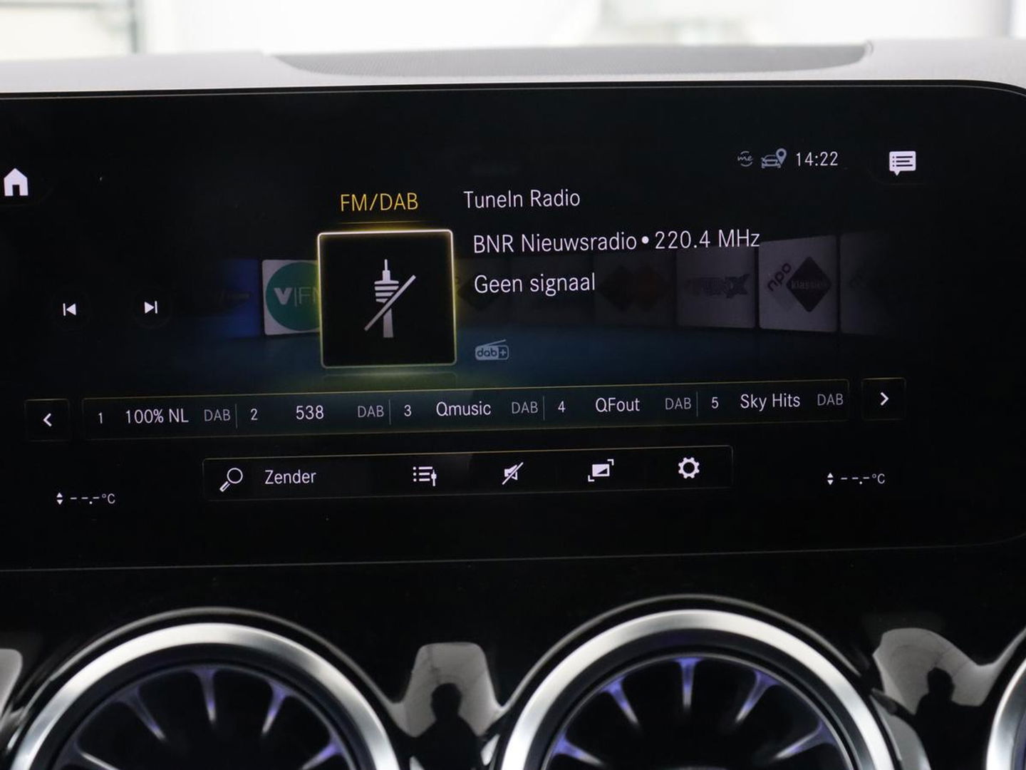 Mercedes-Benz EQA 250 AMG 67kWh | Trekhaak | Carplay | Head-Up | Stoelverwarming | Memory | Keyless | Navigatie | Leder/Alcantara | Sfeerverlichting | Widescreen | Full LED | Park Assist