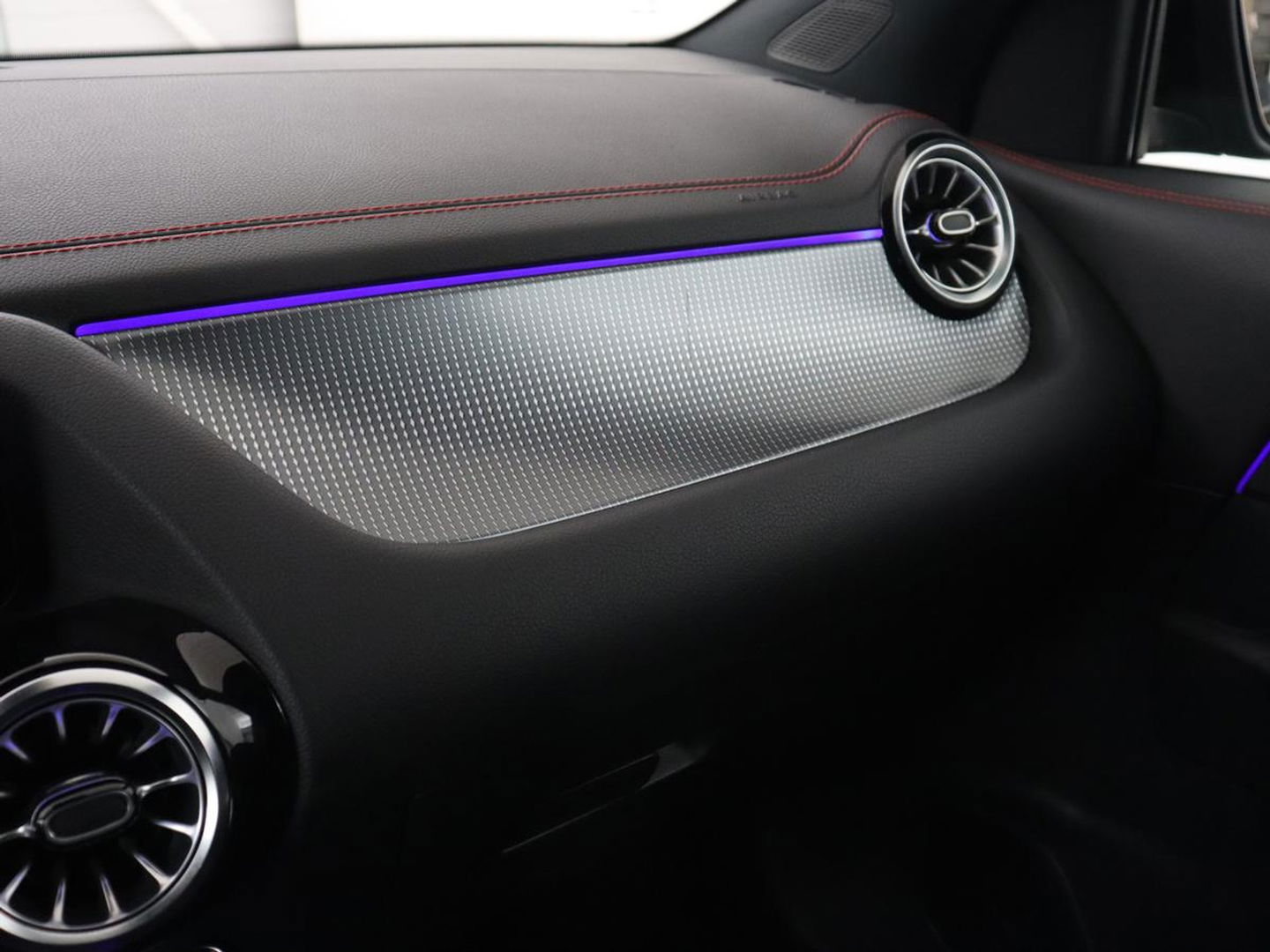 Mercedes-Benz EQA 250 AMG 67kWh | Trekhaak | Carplay | Head-Up | Stoelverwarming | Memory | Keyless | Navigatie | Leder/Alcantara | Sfeerverlichting | Widescreen | Full LED | Park Assist