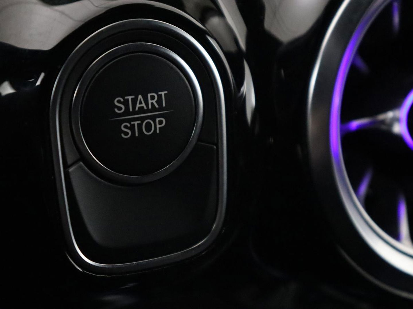 Mercedes-Benz EQA 250 AMG 67kWh | Trekhaak | Carplay | Head-Up | Stoelverwarming | Memory | Keyless | Navigatie | Leder/Alcantara | Sfeerverlichting | Widescreen | Full LED | Park Assist