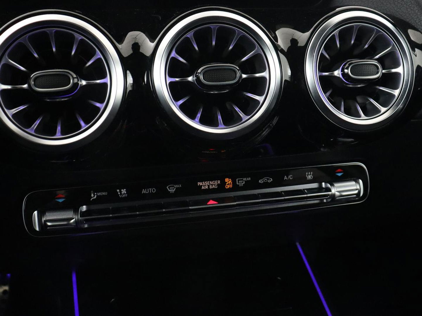 Mercedes-Benz EQA 250 AMG 67kWh | Trekhaak | Carplay | Head-Up | Stoelverwarming | Memory | Keyless | Navigatie | Leder/Alcantara | Sfeerverlichting | Widescreen | Full LED | Park Assist