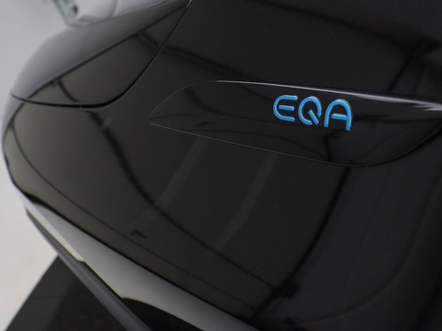 Mercedes-Benz EQA 250 AMG 67kWh | Trekhaak | Carplay | Head-Up | Stoelverwarming | Memory | Keyless | Navigatie | Leder/Alcantara | Sfeerverlichting | Widescreen | Full LED | Park Assist