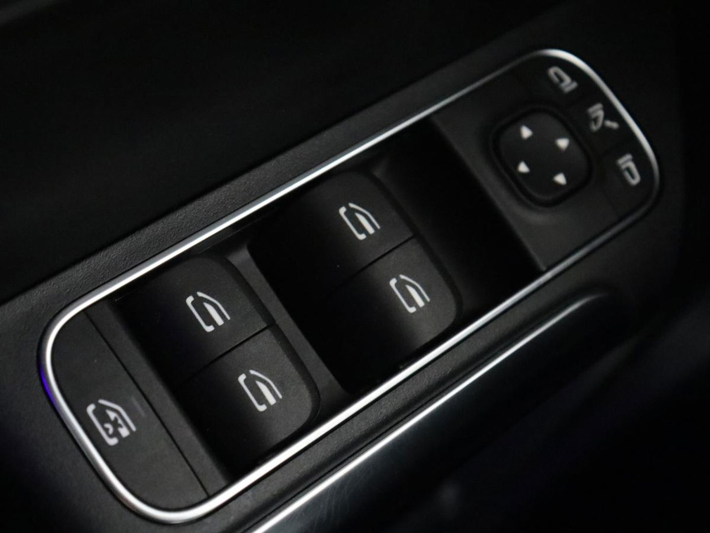 Mercedes-Benz EQA 250 AMG 67kWh | Trekhaak | Carplay | Head-Up | Stoelverwarming | Memory | Keyless | Navigatie | Leder/Alcantara | Sfeerverlichting | Widescreen | Full LED | Park Assist