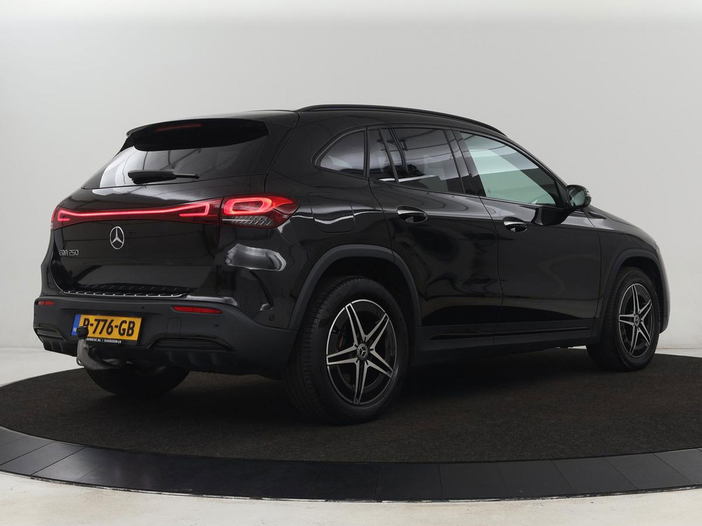 Mercedes-Benz EQA 250 AMG 67kWh | Trekhaak | Carplay | Head-Up | Stoelverwarming | Memory | Keyless | Navigatie | Leder/Alcantara | Sfeerverlichting | Widescreen | Full LED | Park Assist