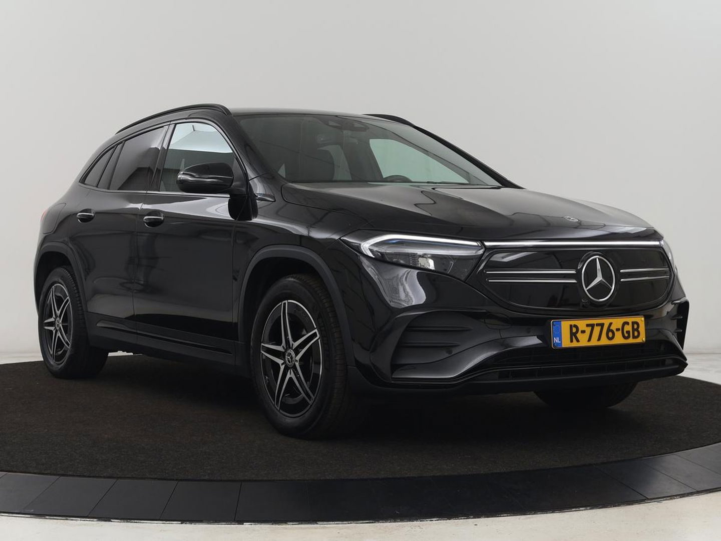 Mercedes-Benz EQA 250 AMG 67kWh | Trekhaak | Carplay | Head-Up | Stoelverwarming | Memory | Keyless | Navigatie | Leder/Alcantara | Sfeerverlichting | Widescreen | Full LED | Park Assist