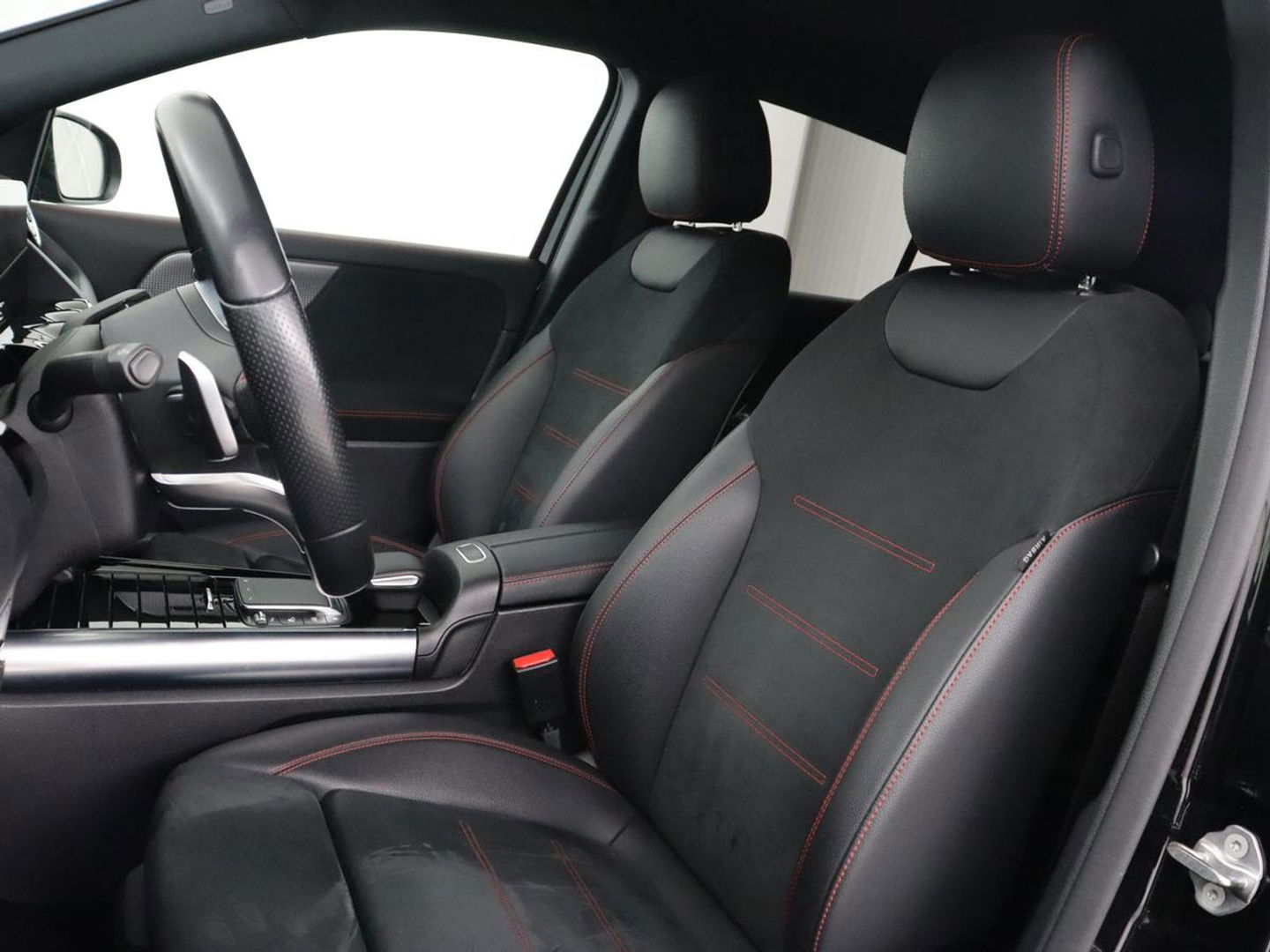 Mercedes-Benz EQA 250 AMG 67kWh | Trekhaak | Carplay | Head-Up | Stoelverwarming | Memory | Keyless | Navigatie | Leder/Alcantara | Sfeerverlichting | Widescreen | Full LED | Park Assist