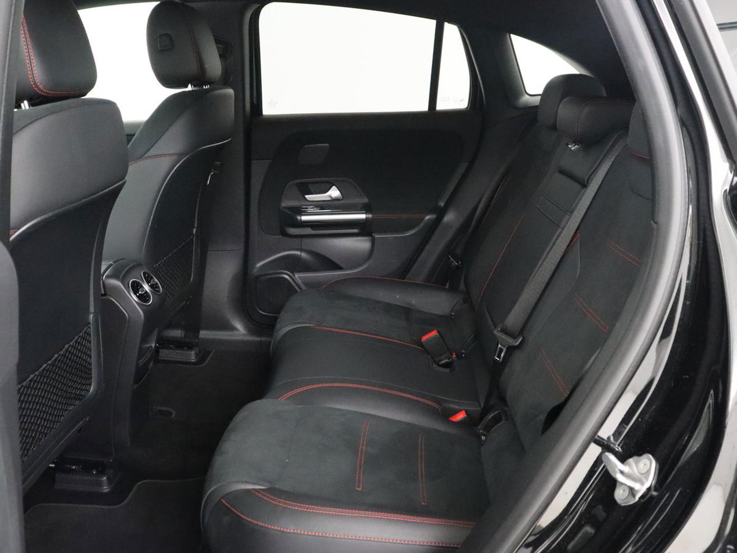 Mercedes-Benz EQA 250 AMG 67kWh | Trekhaak | Carplay | Head-Up | Stoelverwarming | Memory | Keyless | Navigatie | Leder/Alcantara | Sfeerverlichting | Widescreen | Full LED | Park Assist