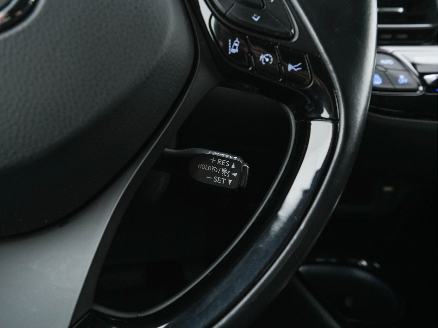 Toyota C-HR 1.8 Hybrid Style Aut. *ADAPTIVE-CRUISE | BLIND-SPOT | JBL-SOUND | HEATED-COMFORTSEATS | CAMERA | KEYLESS | DAB+ | NAVI-FULLMAP | ECC | PDC | PRIVACY-GLASS | TOWBAR | LANE-ASSIST | 18''ALU*