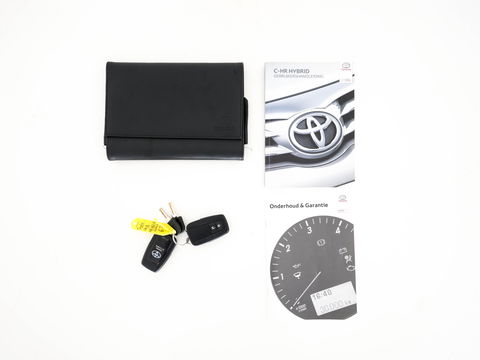 Toyota C-HR 1.8 Hybrid Style Aut. *ADAPTIVE-CRUISE | BLIND-SPOT | JBL-SOUND | HEATED-COMFORTSEATS | CAMERA | KEYLESS | DAB+ | NAVI-FULLMAP | ECC | PDC | PRIVACY-GLASS | TOWBAR | LANE-ASSIST | 18''ALU*