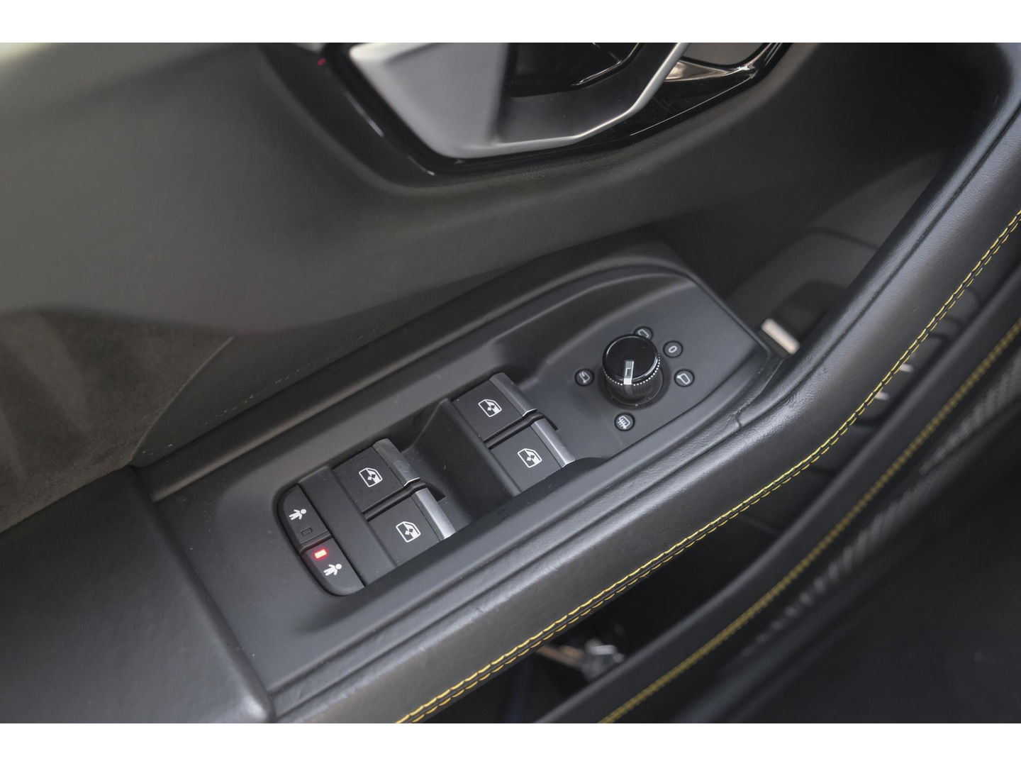 Lamborghini Urus 4.0 V8 650pk Panoramadak NLauto 4-seat config Carbon Bang&Olufsen 4-wielsturing Massage Stoelkoeling 23" LMV