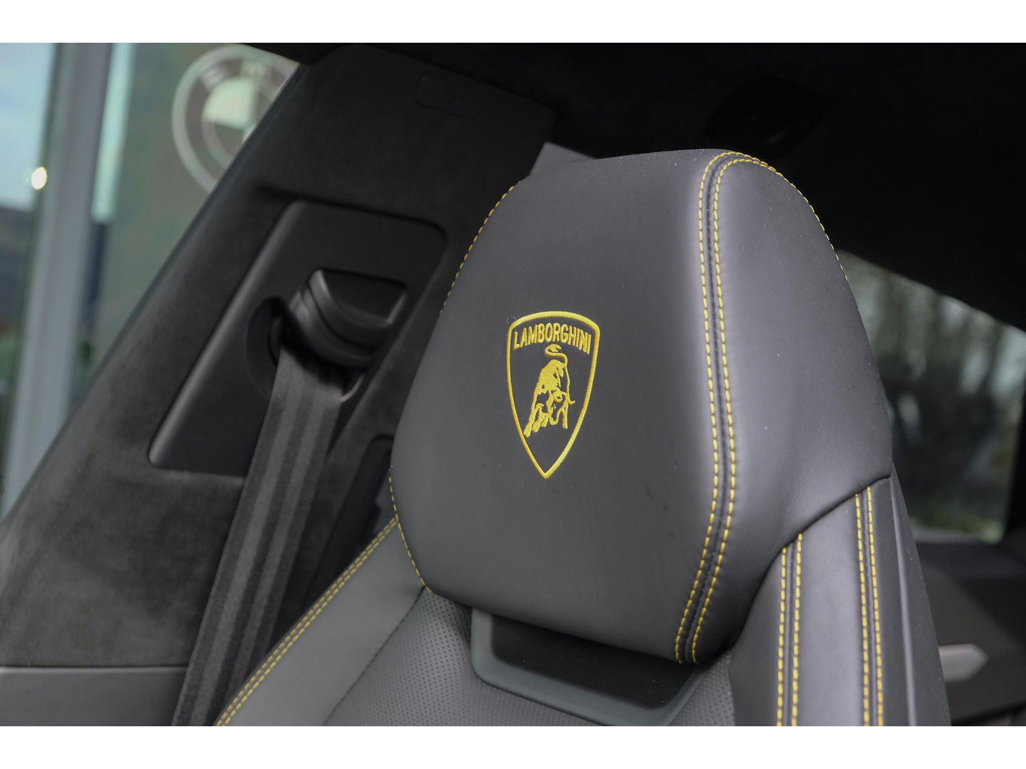 Lamborghini Urus 4.0 V8 650pk Panoramadak NLauto 4-seat config Carbon Bang&Olufsen 4-wielsturing Massage Stoelkoeling 23" LMV