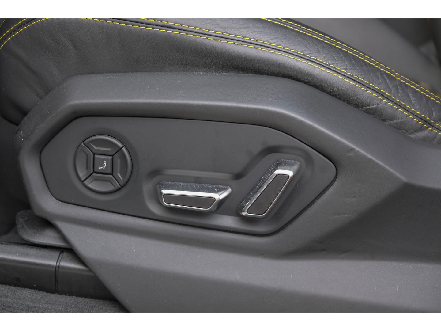 Lamborghini Urus 4.0 V8 650pk Panoramadak NLauto 4-seat config Carbon Bang&Olufsen 4-wielsturing Massage Stoelkoeling 23" LMV