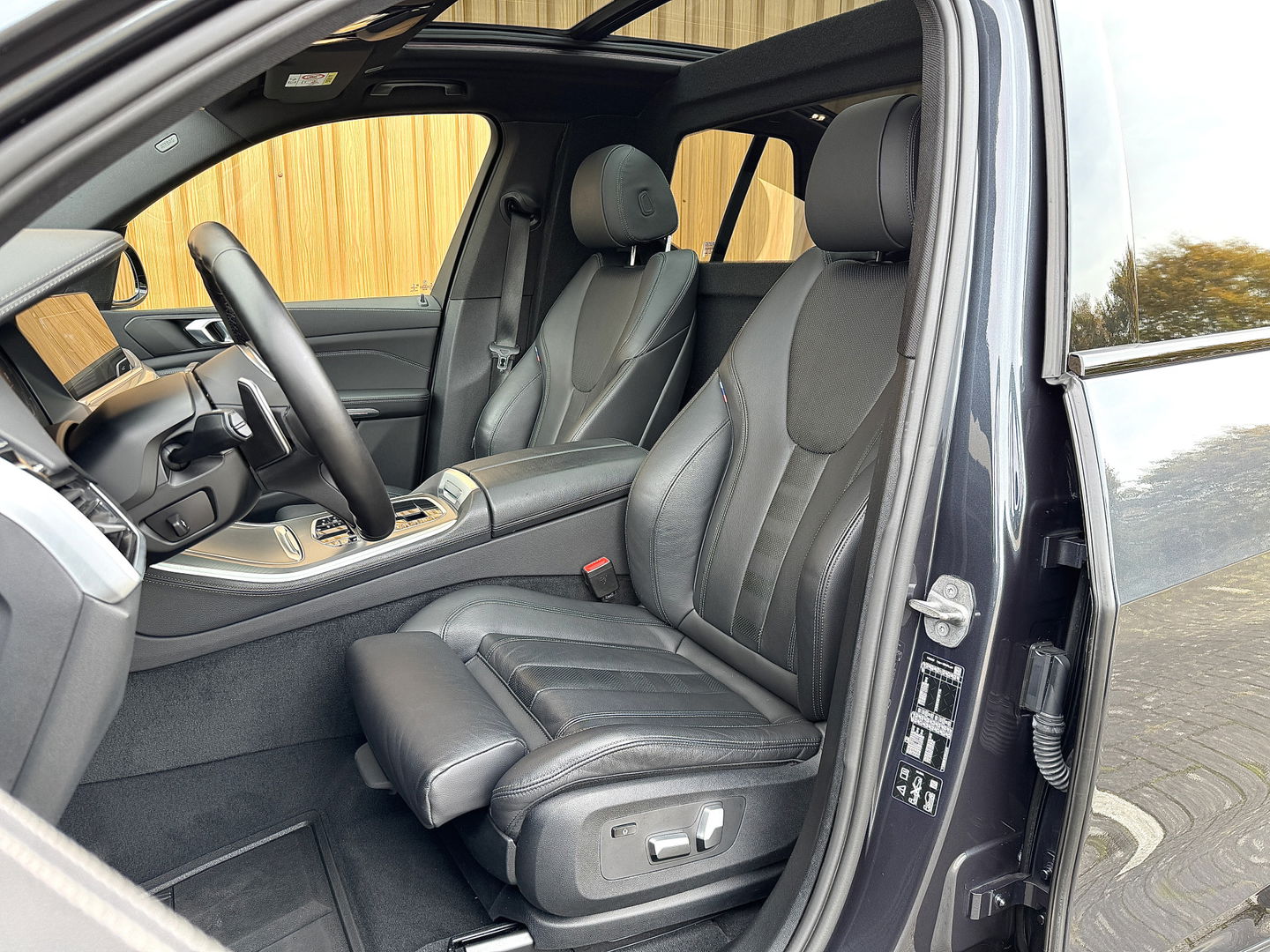 BMW X5 XDRIVE30D High Executive | M Pakket | 22" Lichtmetaal | Apple Carplay | Android Auto | Panoramadak | 3500 KG Trekken | Leder | DAB | Stuurwielverwarming | Head-Up Display | BMW Laser |