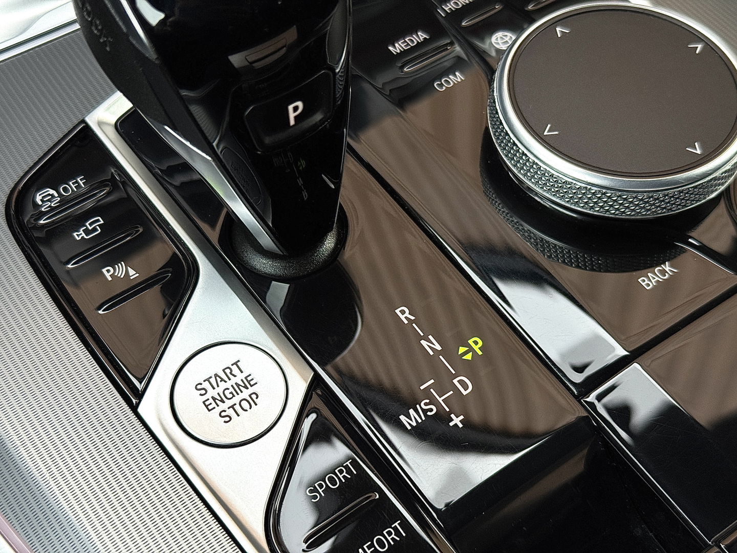 BMW X5 XDRIVE30D High Executive | M Pakket | 22" Lichtmetaal | Apple Carplay | Android Auto | Panoramadak | 3500 KG Trekken | Leder | DAB | Stuurwielverwarming | Head-Up Display | BMW Laser |