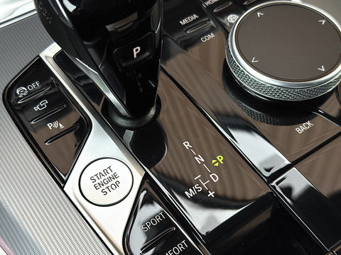 BMW X5 XDRIVE30D High Executive | M Pakket | 22" Lichtmetaal | Apple Carplay | Android Auto | Panoramadak | 3500 KG Trekken | Leder | DAB | Stuurwielverwarming | Head-Up Display | BMW Laser |