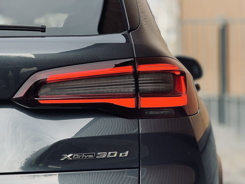 BMW X5 XDRIVE30D High Executive | M Pakket | 22" Lichtmetaal | Apple Carplay | Android Auto | Panoramadak | 3500 KG Trekken | Leder | DAB | Stuurwielverwarming | Head-Up Display | BMW Laser |