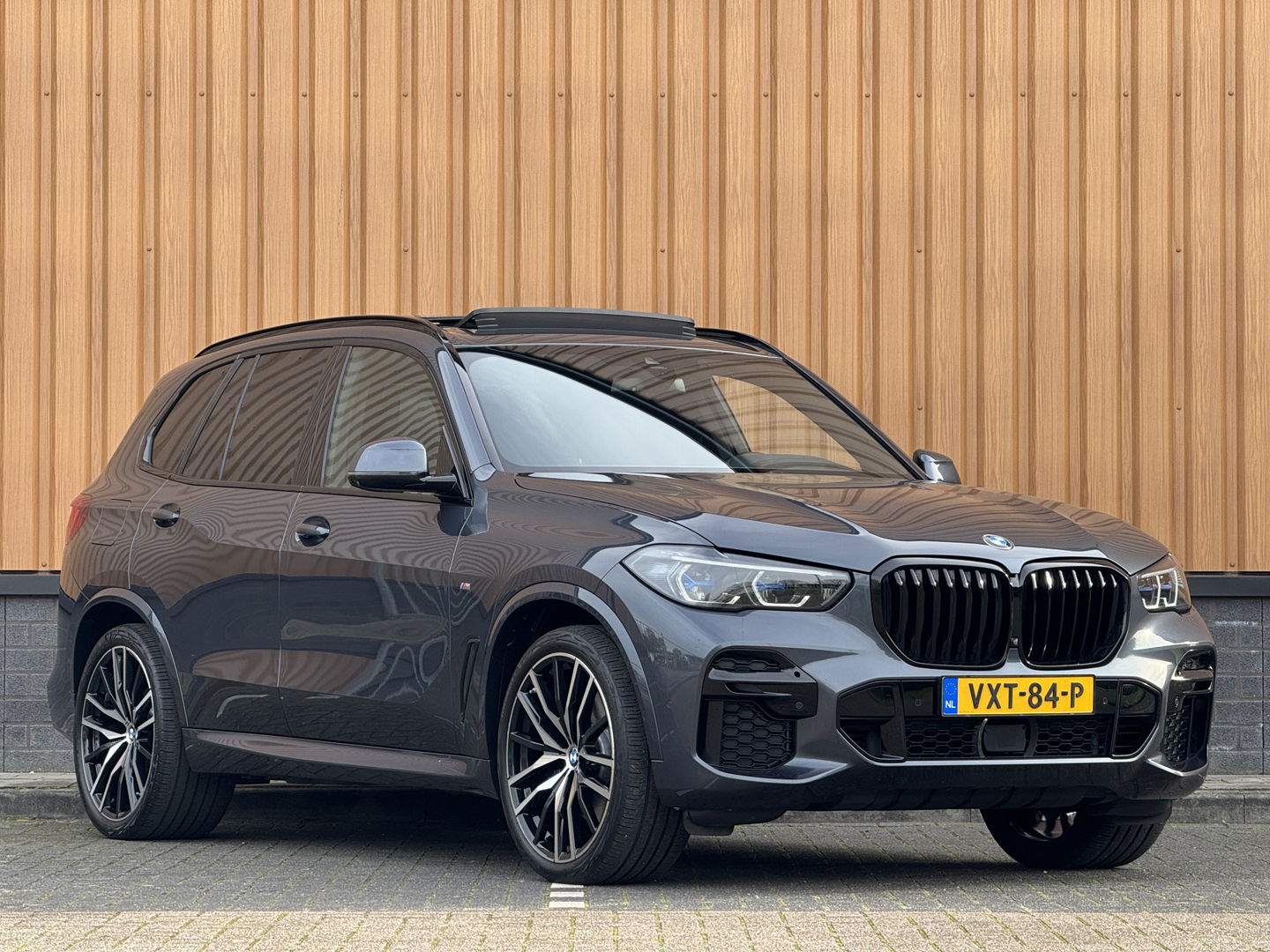 BMW X5 XDRIVE30D High Executive | M Pakket | 22" Lichtmetaal | Apple Carplay | Android Auto | Panoramadak | 3500 KG Trekken | Leder | DAB | Stuurwielverwarming | Head-Up Display | BMW Laser |