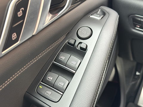 BMW X5 XDRIVE30D High Executive | M Pakket | 22" Lichtmetaal | Apple Carplay | Android Auto | Panoramadak | 3500 KG Trekken | Leder | DAB | Stuurwielverwarming | Head-Up Display | BMW Laser |