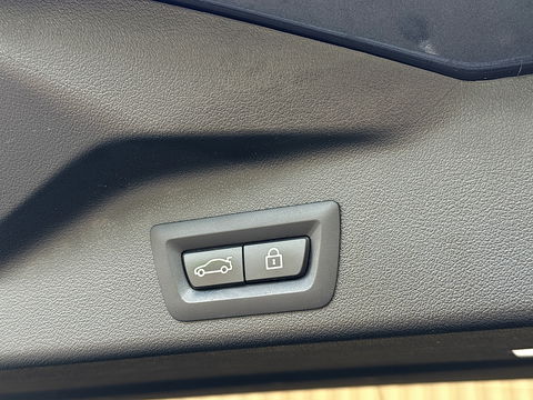 BMW X5 XDRIVE30D High Executive | M Pakket | 22" Lichtmetaal | Apple Carplay | Android Auto | Panoramadak | 3500 KG Trekken | Leder | DAB | Stuurwielverwarming | Head-Up Display | BMW Laser |