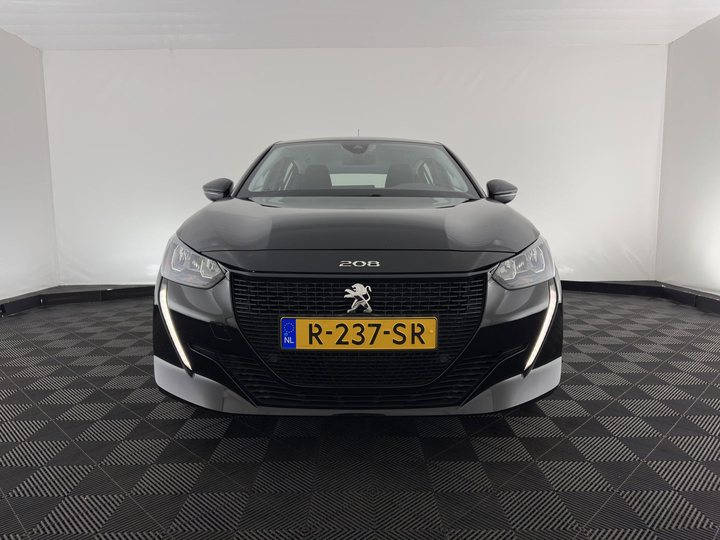 Peugeot e-208 EV Active Pack 50 kWh {SOH-99%} [ 3-Fase ] (INCL.BTW) Aut. *FULL-LED | MICROFIBRE | SPORT-SEATS | CARPLAY | CCS-FASTLOADER | KEYLESS | DAB+ | LANE-ASSIST | CRUISE | ECC | PDC | 16''ALU*