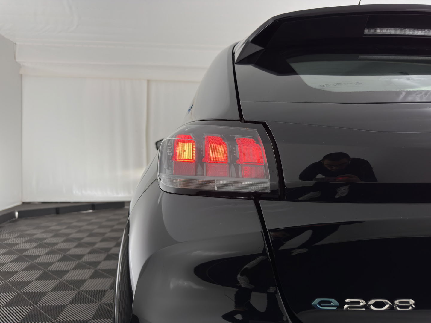 Peugeot e-208 EV Active Pack 50 kWh {SOH-99%} [ 3-Fase ] (INCL.BTW) Aut. *FULL-LED | MICROFIBRE | SPORT-SEATS | CARPLAY | CCS-FASTLOADER | KEYLESS | DAB+ | LANE-ASSIST | CRUISE | ECC | PDC | 16''ALU*