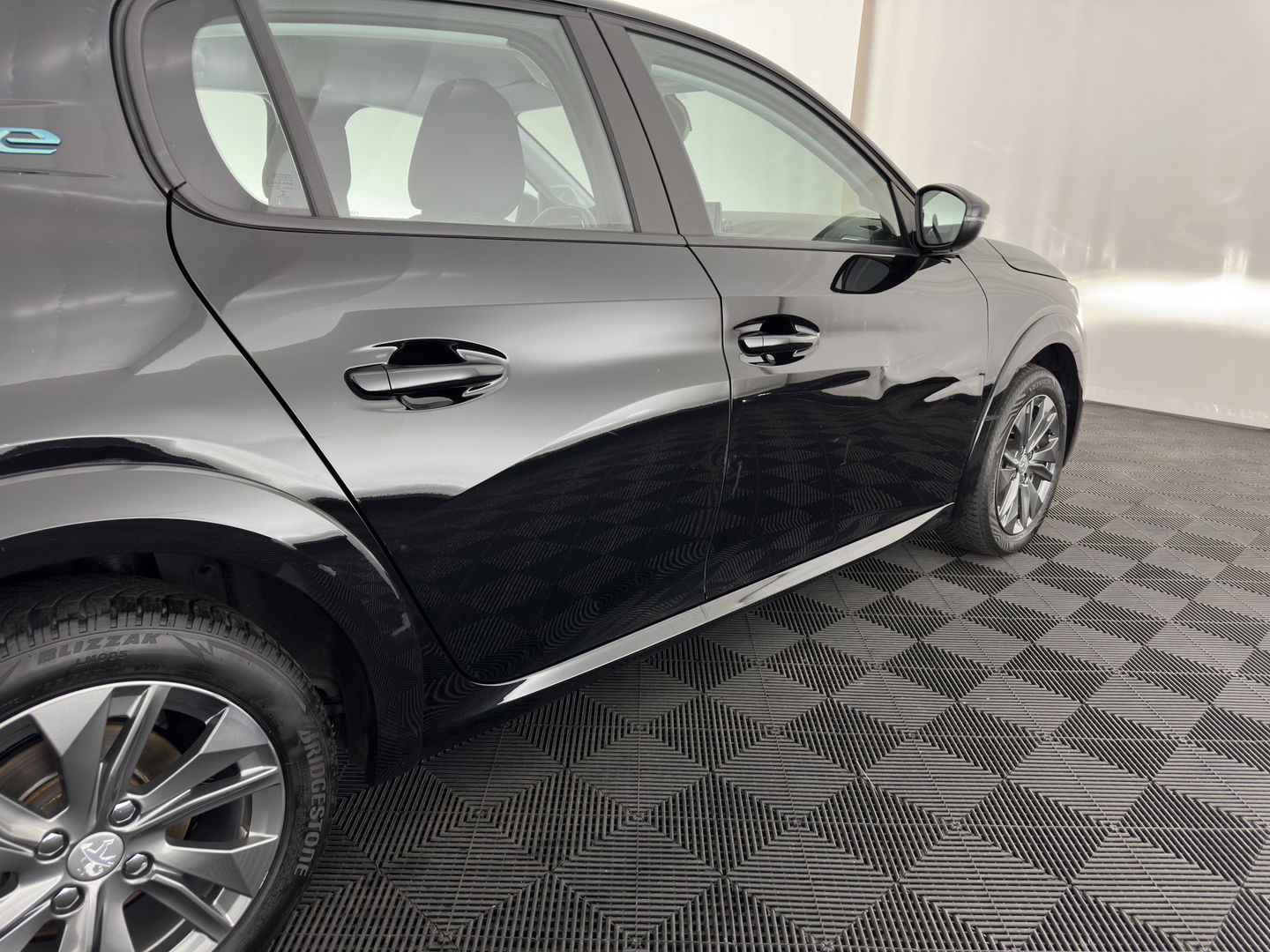 Peugeot e-208 EV Active Pack 50 kWh {SOH-99%} [ 3-Fase ] (INCL.BTW) Aut. *FULL-LED | MICROFIBRE | SPORT-SEATS | CARPLAY | CCS-FASTLOADER | KEYLESS | DAB+ | LANE-ASSIST | CRUISE | ECC | PDC | 16''ALU*