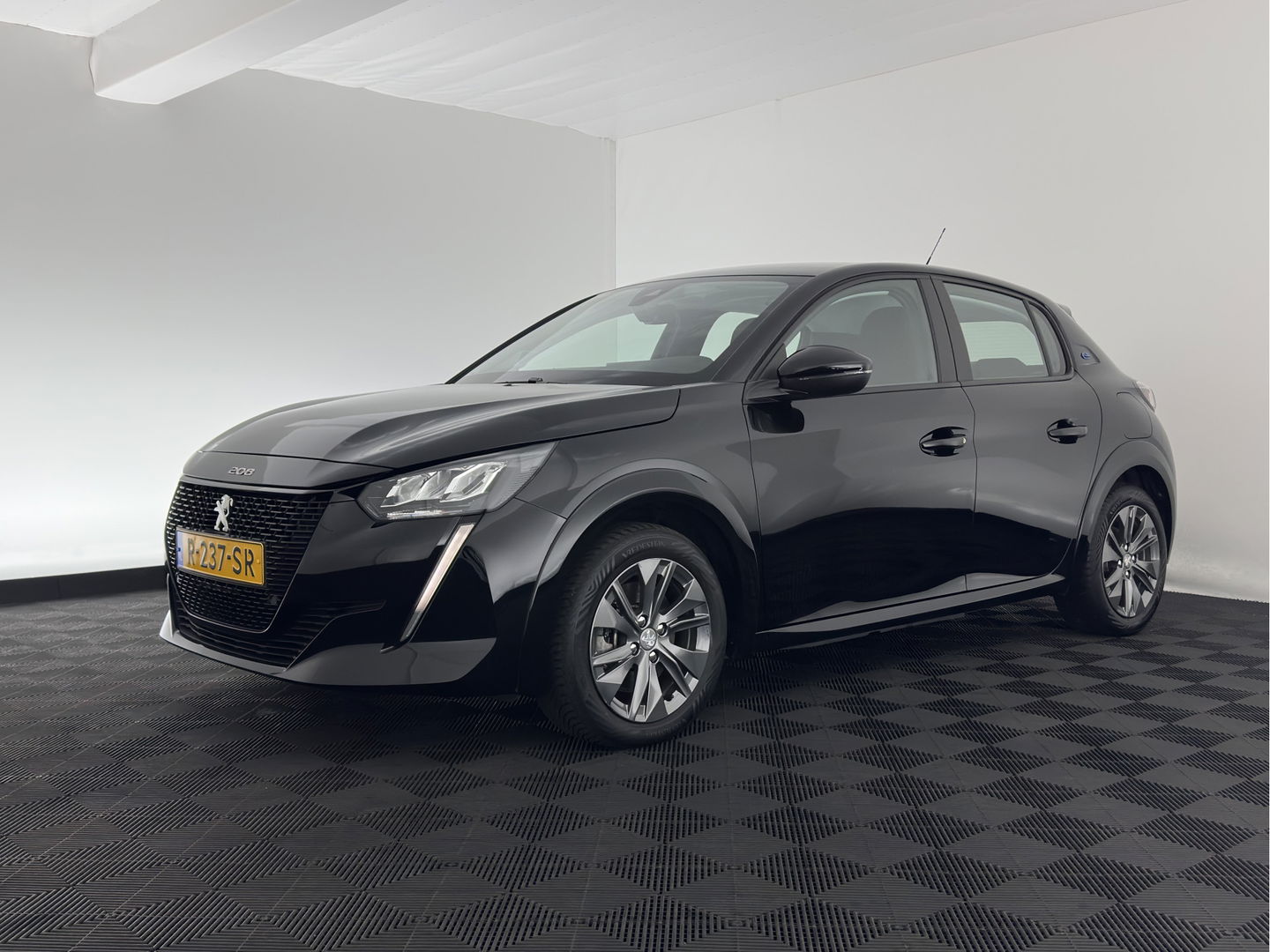 Peugeot e-208 EV Active Pack 50 kWh {SOH-99%} [ 3-Fase ] (INCL.BTW) Aut. *FULL-LED | MICROFIBRE | SPORT-SEATS | CARPLAY | CCS-FASTLOADER | KEYLESS | DAB+ | LANE-ASSIST | CRUISE | ECC | PDC | 16''ALU*