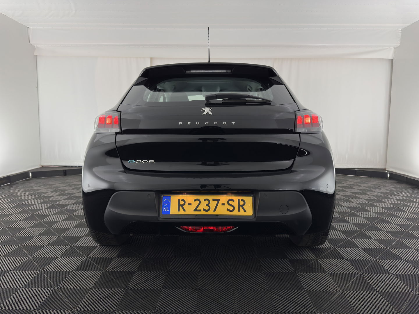 Peugeot e-208 EV Active Pack 50 kWh {SOH-99%} [ 3-Fase ] (INCL.BTW) Aut. *FULL-LED | MICROFIBRE | SPORT-SEATS | CARPLAY | CCS-FASTLOADER | KEYLESS | DAB+ | LANE-ASSIST | CRUISE | ECC | PDC | 16''ALU*