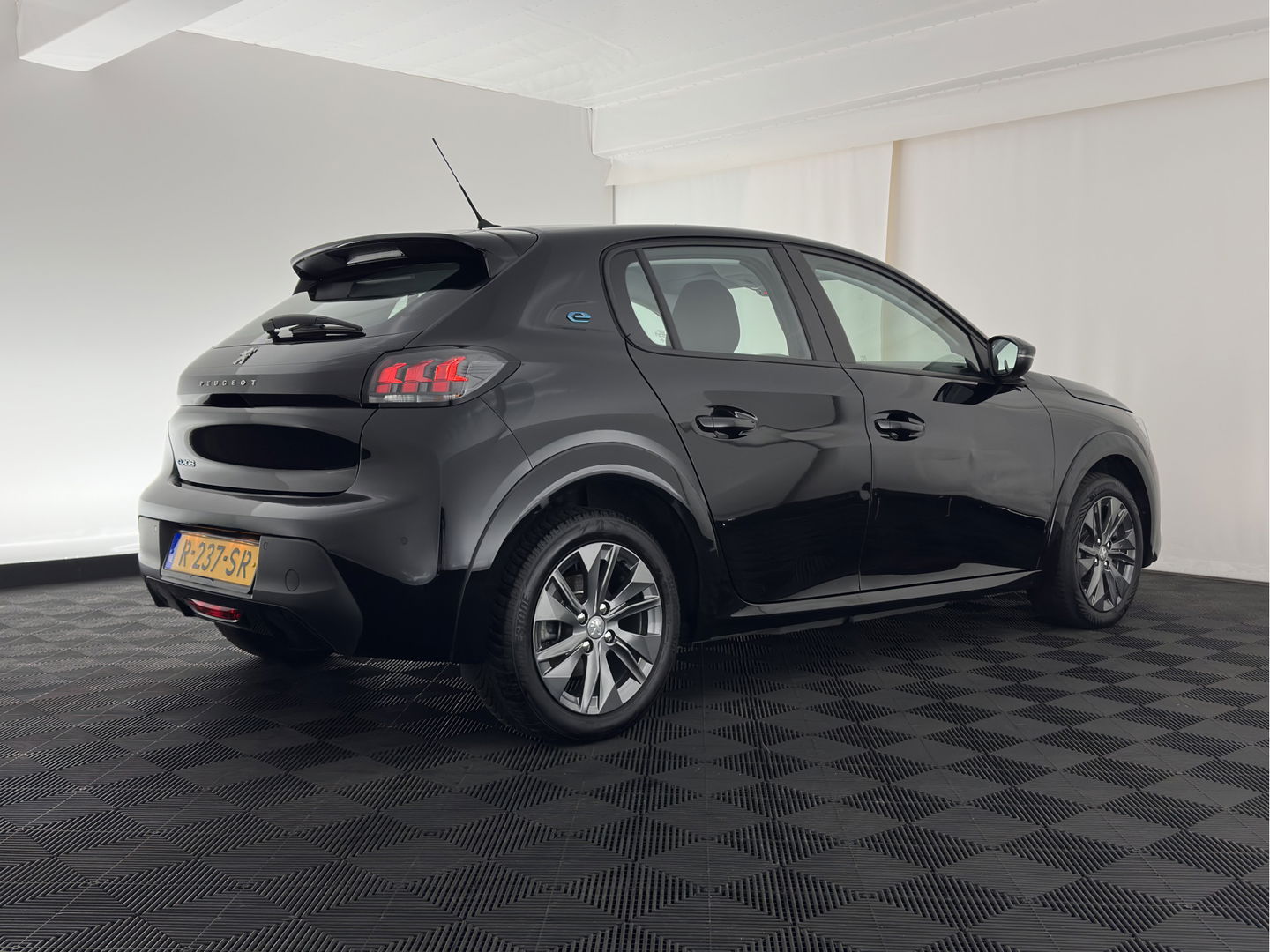 Peugeot e-208 EV Active Pack 50 kWh {SOH-99%} [ 3-Fase ] (INCL.BTW) Aut. *FULL-LED | MICROFIBRE | SPORT-SEATS | CARPLAY | CCS-FASTLOADER | KEYLESS | DAB+ | LANE-ASSIST | CRUISE | ECC | PDC | 16''ALU*