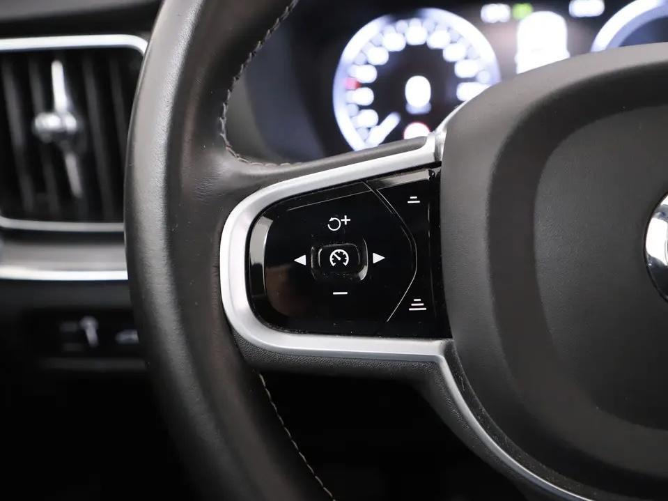 Volvo V60 2.0 T6 Recharge AWD R-Design Pano H/K 360° ACC Trekh. NAP