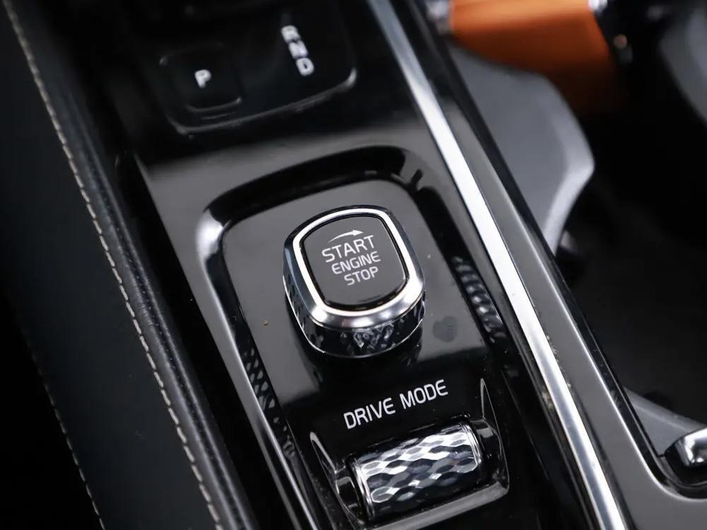 Volvo V60 2.0 T6 Recharge AWD R-Design Pano H/K 360° ACC Trekh. NAP