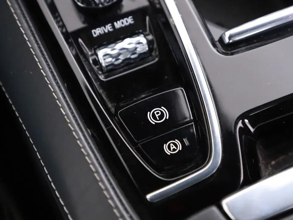 Volvo V60 2.0 T6 Recharge AWD R-Design Pano H/K 360° ACC Trekh. NAP