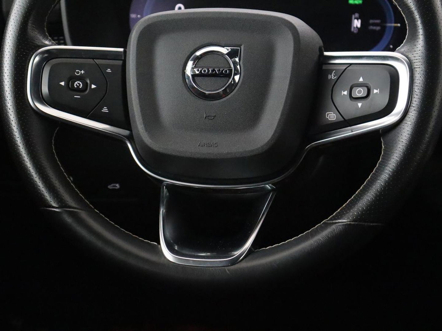 Volvo XC40 Recharge P8 AWD R Design | Trekhaak | Stoel & stuurverwarming | Camera | Carplay | Leder/Alcantara | Adaptive cruise | Keyless | Full LED | 19'' lichtmetalen velgen