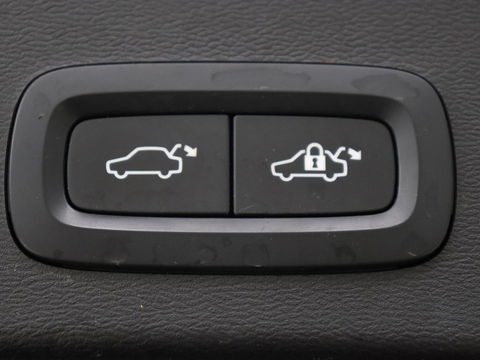 Volvo XC40 Recharge P8 AWD R Design | Trekhaak | Stoel & stuurverwarming | Camera | Carplay | Leder/Alcantara | Adaptive cruise | Keyless | Full LED | 19'' lichtmetalen velgen