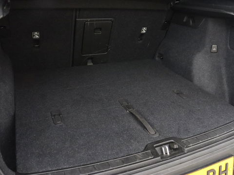 Volvo XC40 Recharge P8 AWD R Design | Trekhaak | Stoel & stuurverwarming | Camera | Carplay | Leder/Alcantara | Adaptive cruise | Keyless | Full LED | 19'' lichtmetalen velgen