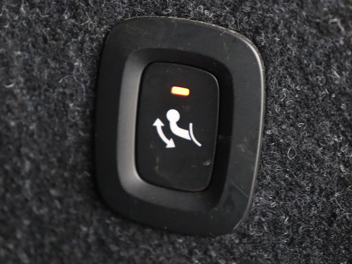 Volvo XC40 Recharge P8 AWD R Design | Trekhaak | Stoel & stuurverwarming | Camera | Carplay | Leder/Alcantara | Adaptive cruise | Keyless | Full LED | 19'' lichtmetalen velgen