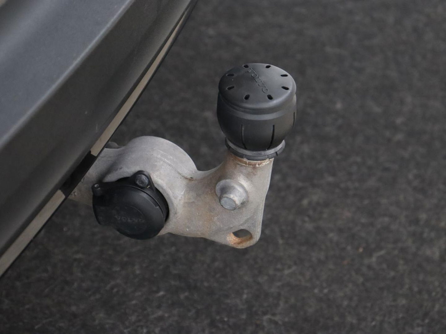 Volvo XC40 Recharge P8 AWD R Design | Trekhaak | Stoel & stuurverwarming | Camera | Carplay | Leder/Alcantara | Adaptive cruise | Keyless | Full LED | 19'' lichtmetalen velgen