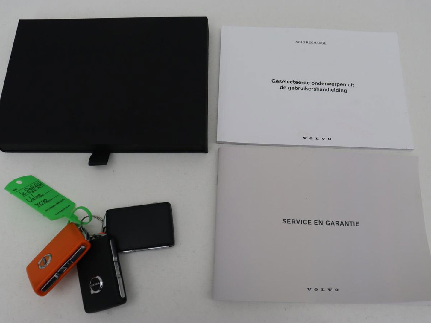 Volvo XC40 Recharge P8 AWD R Design | Trekhaak | Stoel & stuurverwarming | Camera | Carplay | Leder/Alcantara | Adaptive cruise | Keyless | Full LED | 19'' lichtmetalen velgen