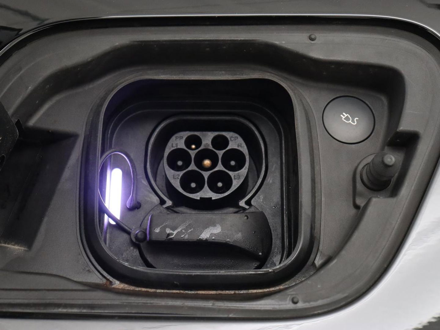 Volvo XC40 Recharge P8 AWD R Design | Trekhaak | Stoel & stuurverwarming | Camera | Carplay | Leder/Alcantara | Adaptive cruise | Keyless | Full LED | 19'' lichtmetalen velgen