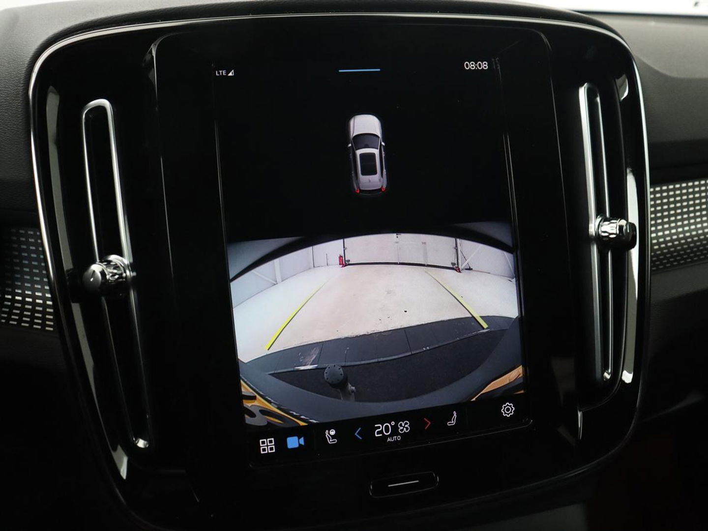 Volvo XC40 Recharge P8 AWD R Design | Trekhaak | Stoel & stuurverwarming | Camera | Carplay | Leder/Alcantara | Adaptive cruise | Keyless | Full LED | 19'' lichtmetalen velgen