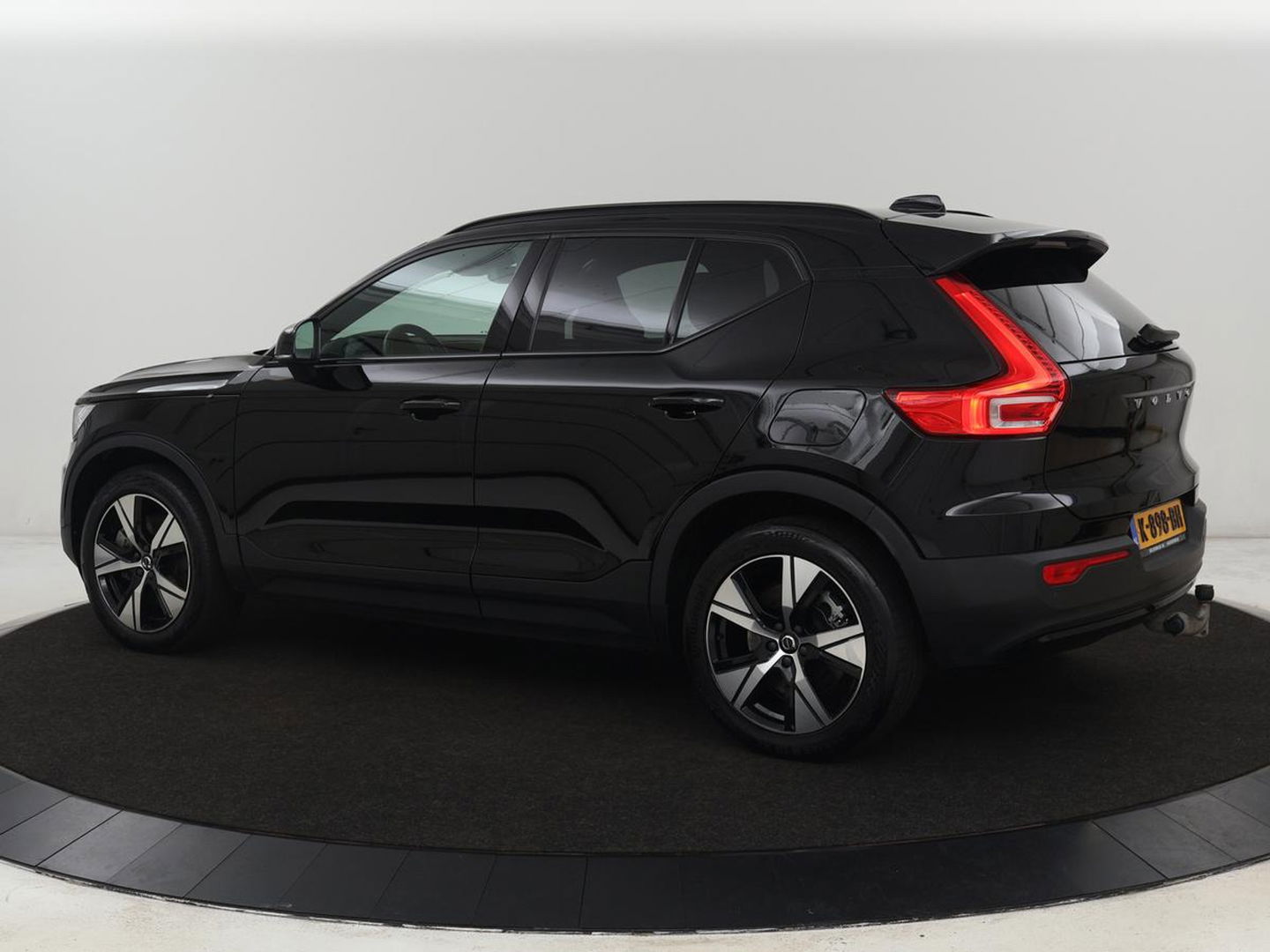 Volvo XC40 Recharge P8 AWD R Design | Trekhaak | Stoel & stuurverwarming | Camera | Carplay | Leder/Alcantara | Adaptive cruise | Keyless | Full LED | 19'' lichtmetalen velgen