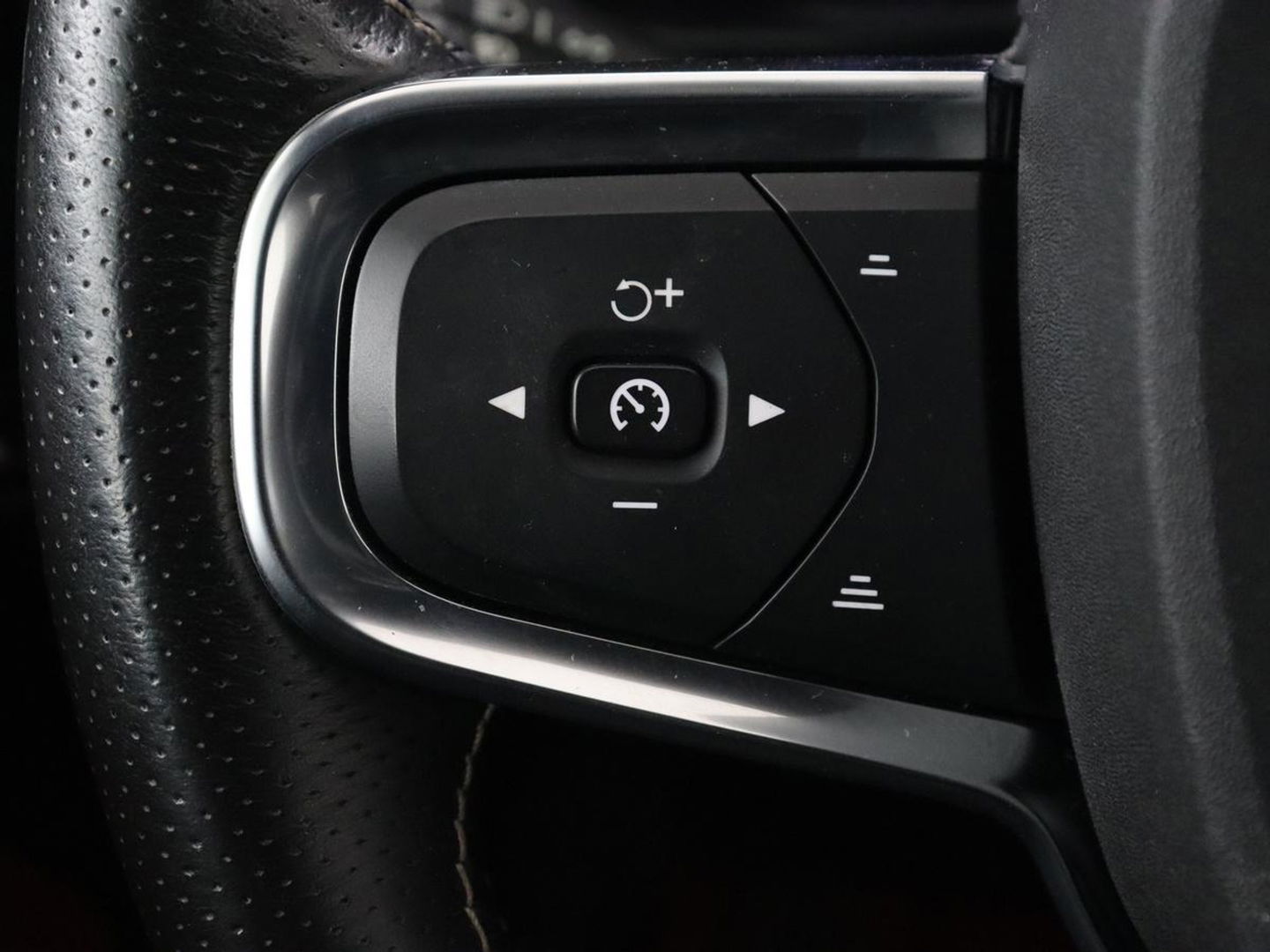 Volvo XC40 Recharge P8 AWD R Design | Trekhaak | Stoel & stuurverwarming | Camera | Carplay | Leder/Alcantara | Adaptive cruise | Keyless | Full LED | 19'' lichtmetalen velgen