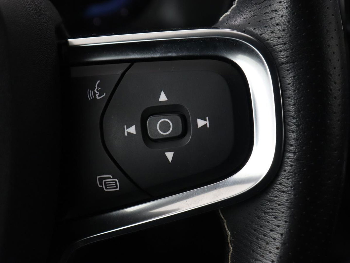 Volvo XC40 Recharge P8 AWD R Design | Trekhaak | Stoel & stuurverwarming | Camera | Carplay | Leder/Alcantara | Adaptive cruise | Keyless | Full LED | 19'' lichtmetalen velgen