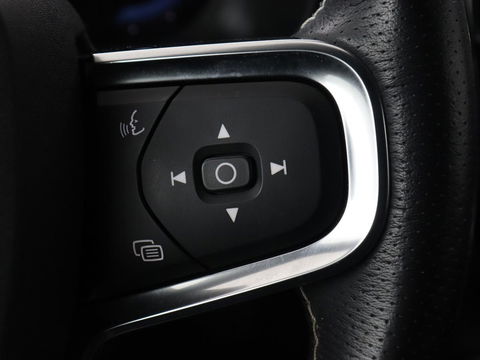 Volvo XC40 Recharge P8 AWD R Design | Trekhaak | Stoel & stuurverwarming | Camera | Carplay | Leder/Alcantara | Adaptive cruise | Keyless | Full LED | 19'' lichtmetalen velgen
