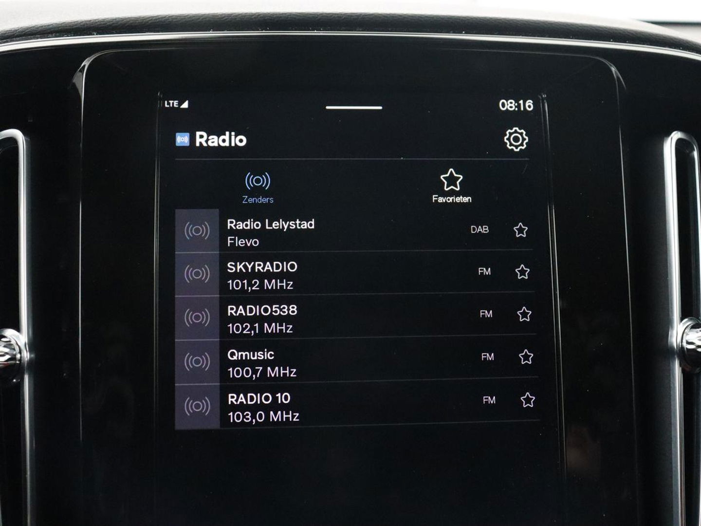 Volvo XC40 Recharge P8 AWD R Design | Trekhaak | Stoel & stuurverwarming | Camera | Carplay | Leder/Alcantara | Adaptive cruise | Keyless | Full LED | 19'' lichtmetalen velgen