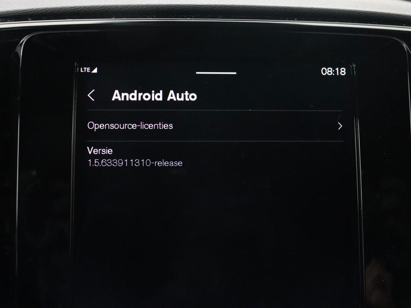 Volvo XC40 Recharge P8 AWD R Design | Trekhaak | Stoel & stuurverwarming | Camera | Carplay | Leder/Alcantara | Adaptive cruise | Keyless | Full LED | 19'' lichtmetalen velgen