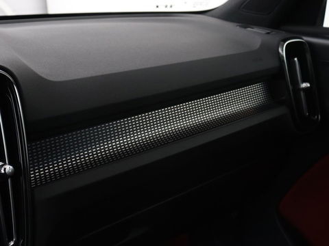 Volvo XC40 Recharge P8 AWD R Design | Trekhaak | Stoel & stuurverwarming | Camera | Carplay | Leder/Alcantara | Adaptive cruise | Keyless | Full LED | 19'' lichtmetalen velgen